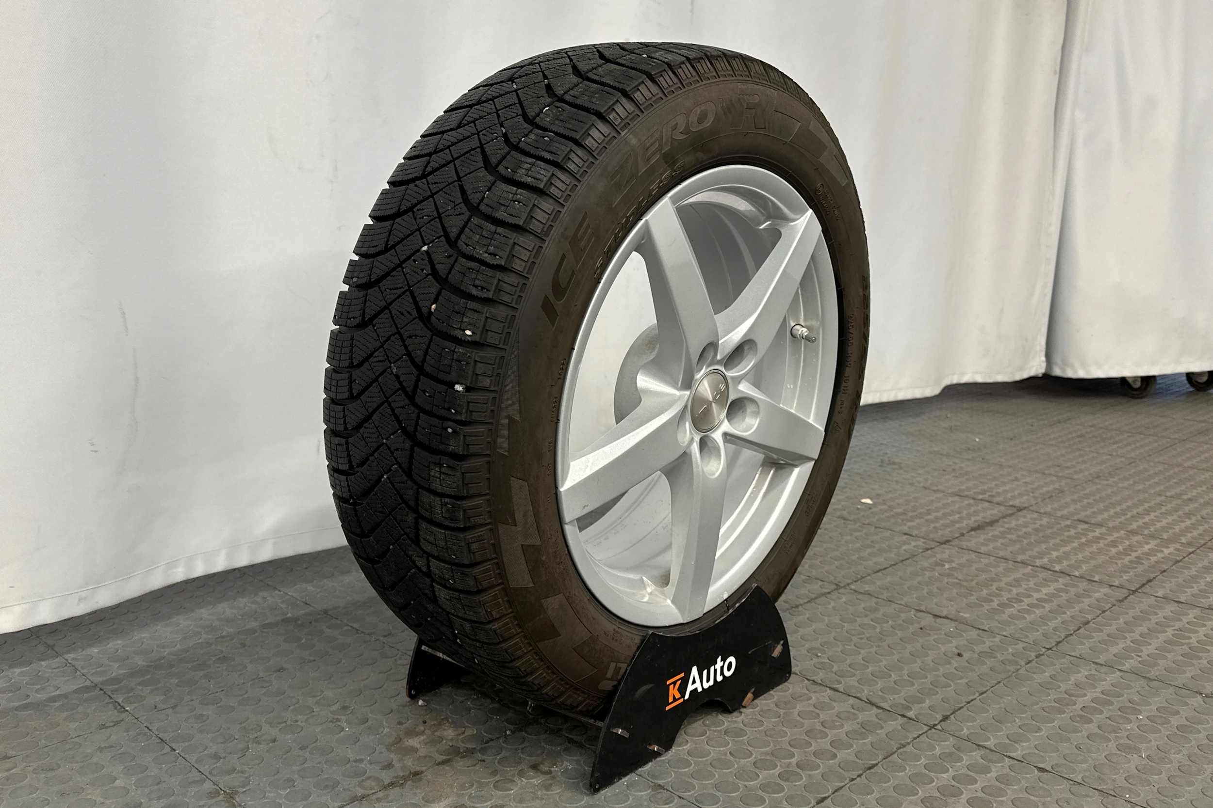 harmaa BMW i4 2023 kuva 13.