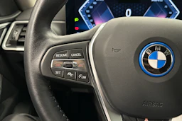 harmaa BMW i4 2023 kuva 15.