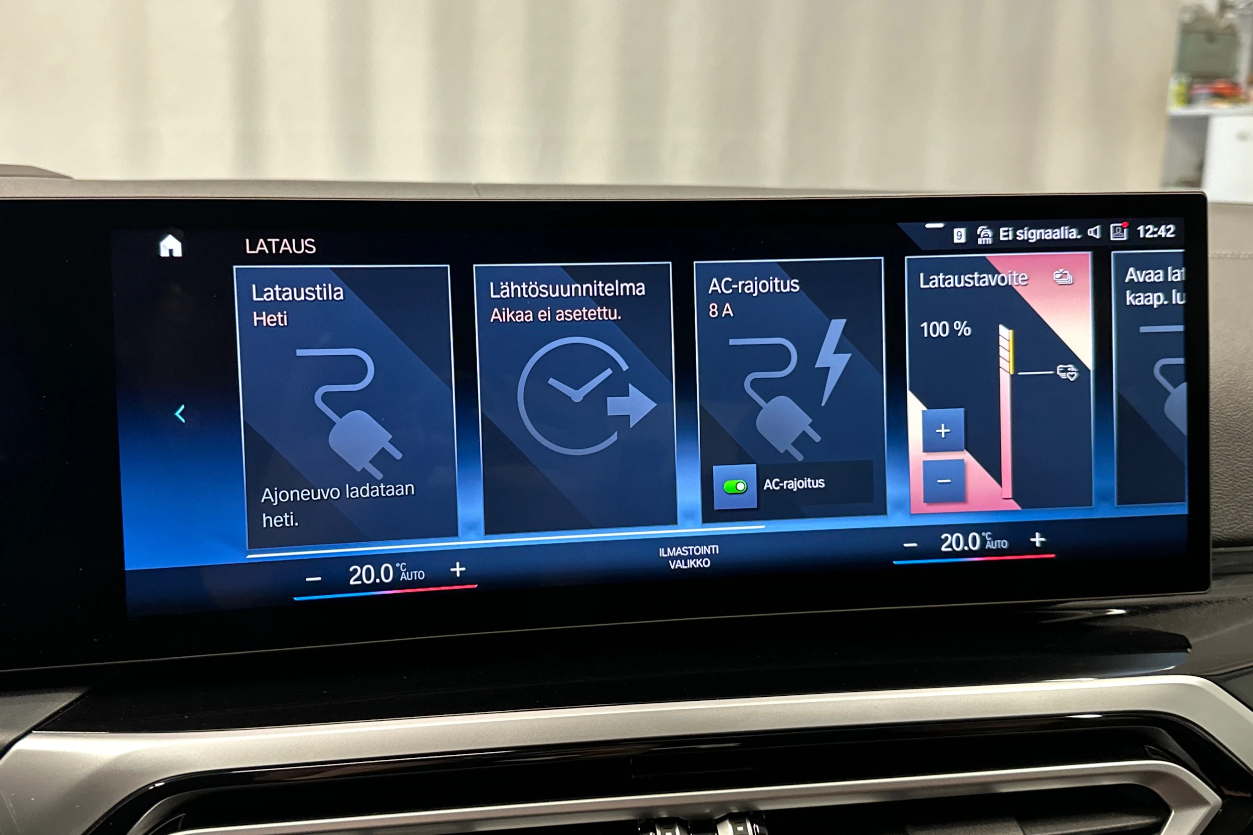 harmaa BMW i4 2023 kuva 28.