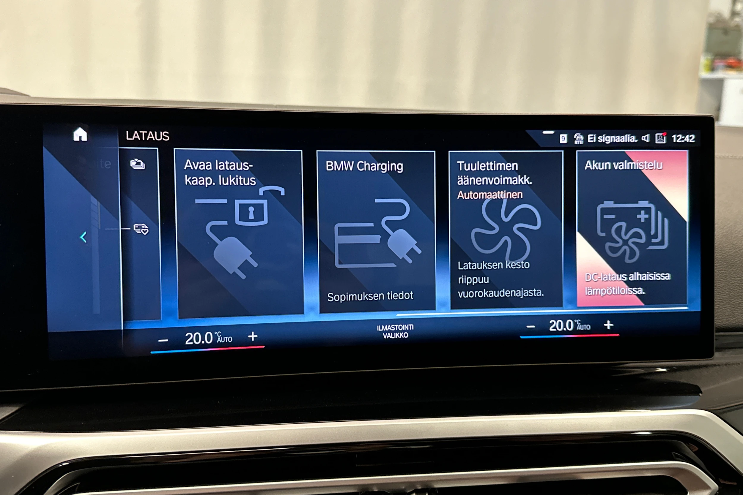 harmaa BMW i4 2023 kuva 29.