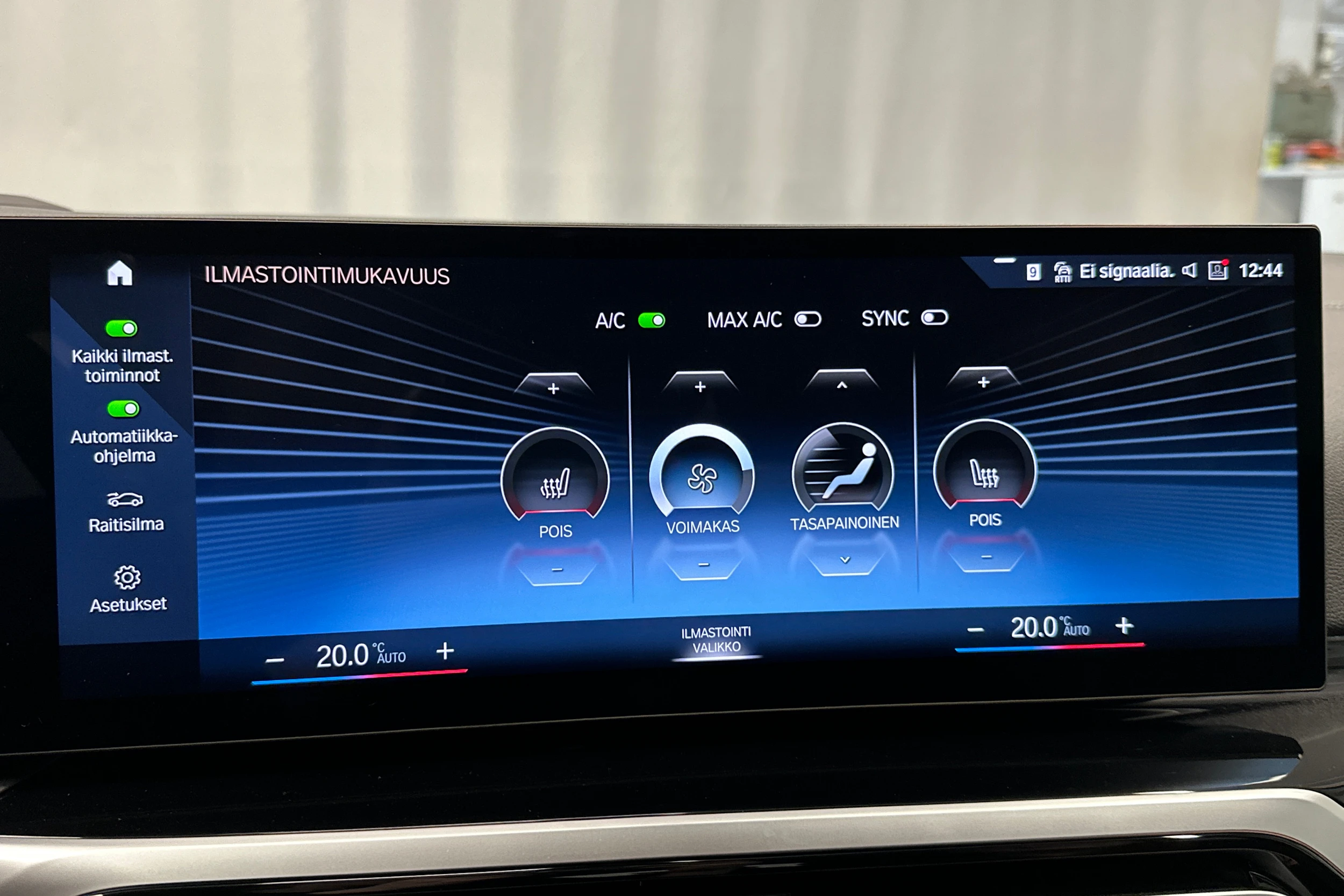 harmaa BMW i4 2023 kuva 32.