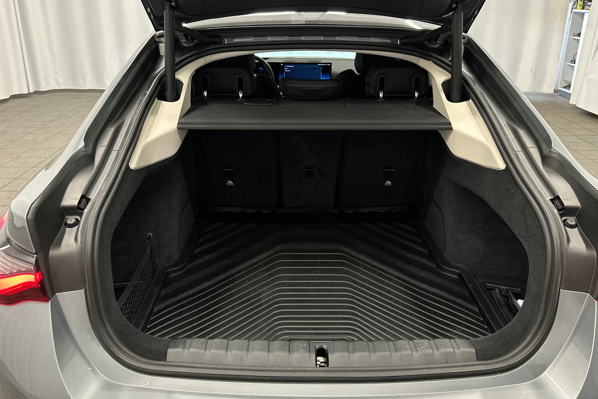 harmaa BMW i4 2023 kuva 37.
