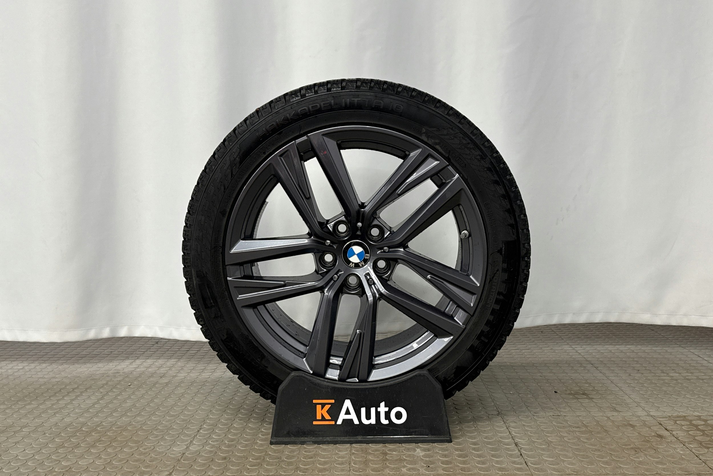 oranssi BMW i4 2023 kuva 13.