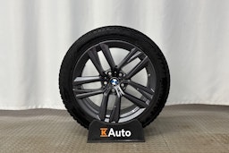 oranssi BMW i4 2023 kuva 13.