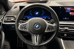 oranssi BMW i4 2023 kuva 14.