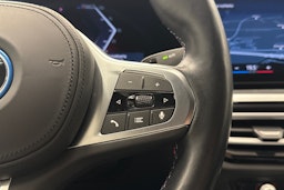 oranssi BMW i4 2023 kuva 16.