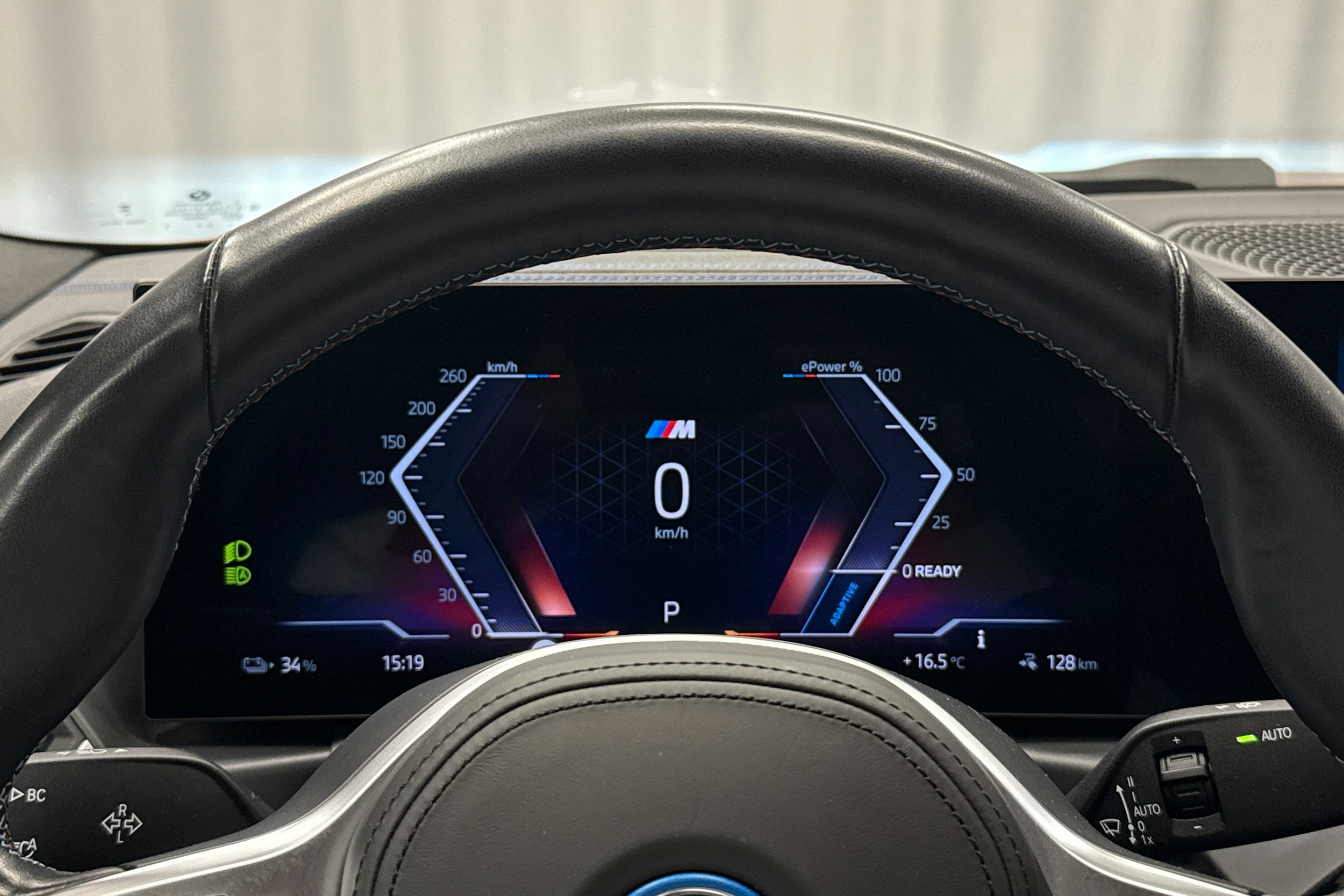 oranssi BMW i4 2023 kuva 18.