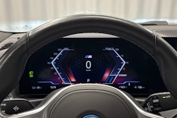 oranssi BMW i4 2023 kuva 18.