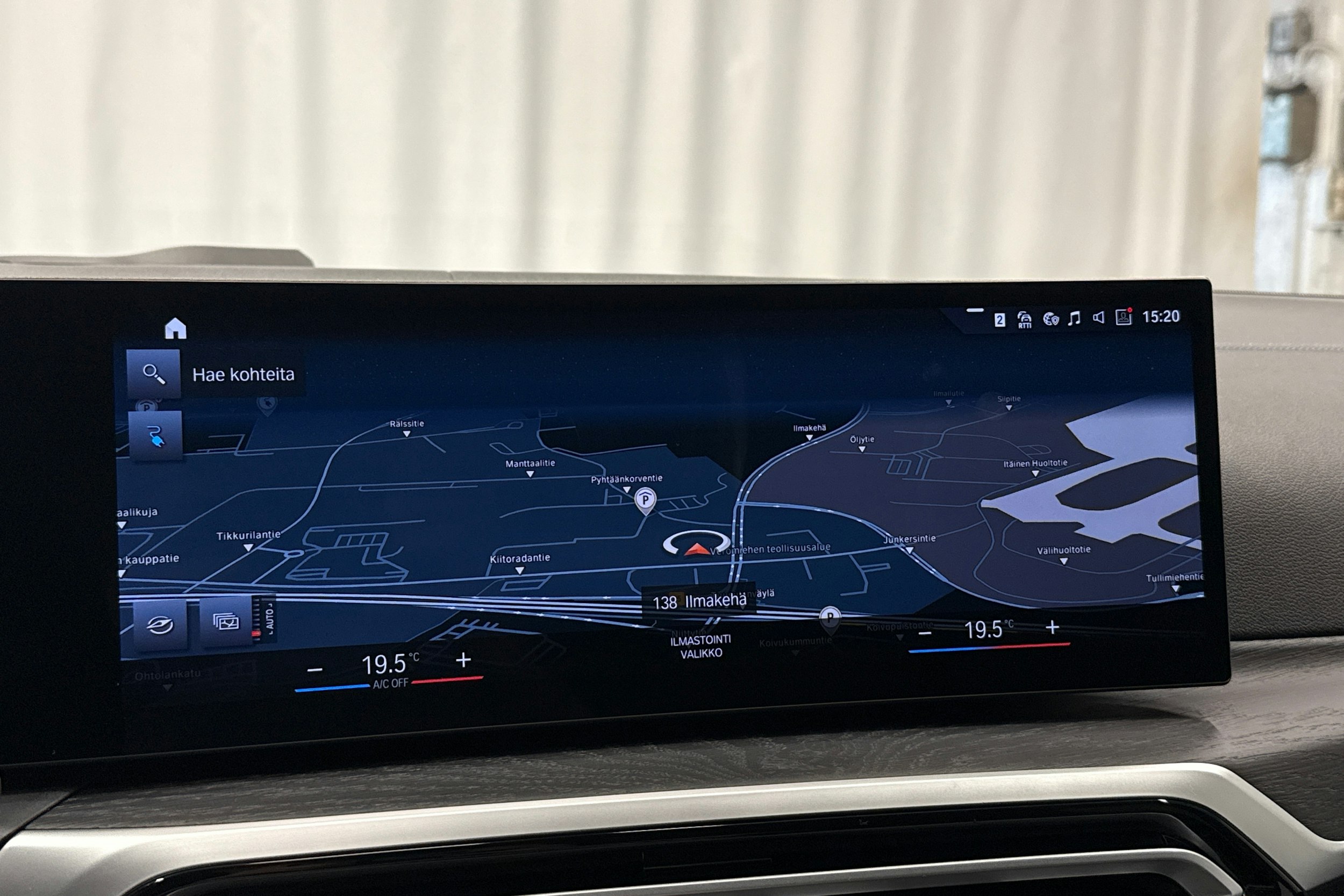 oranssi BMW i4 2023 kuva 19.