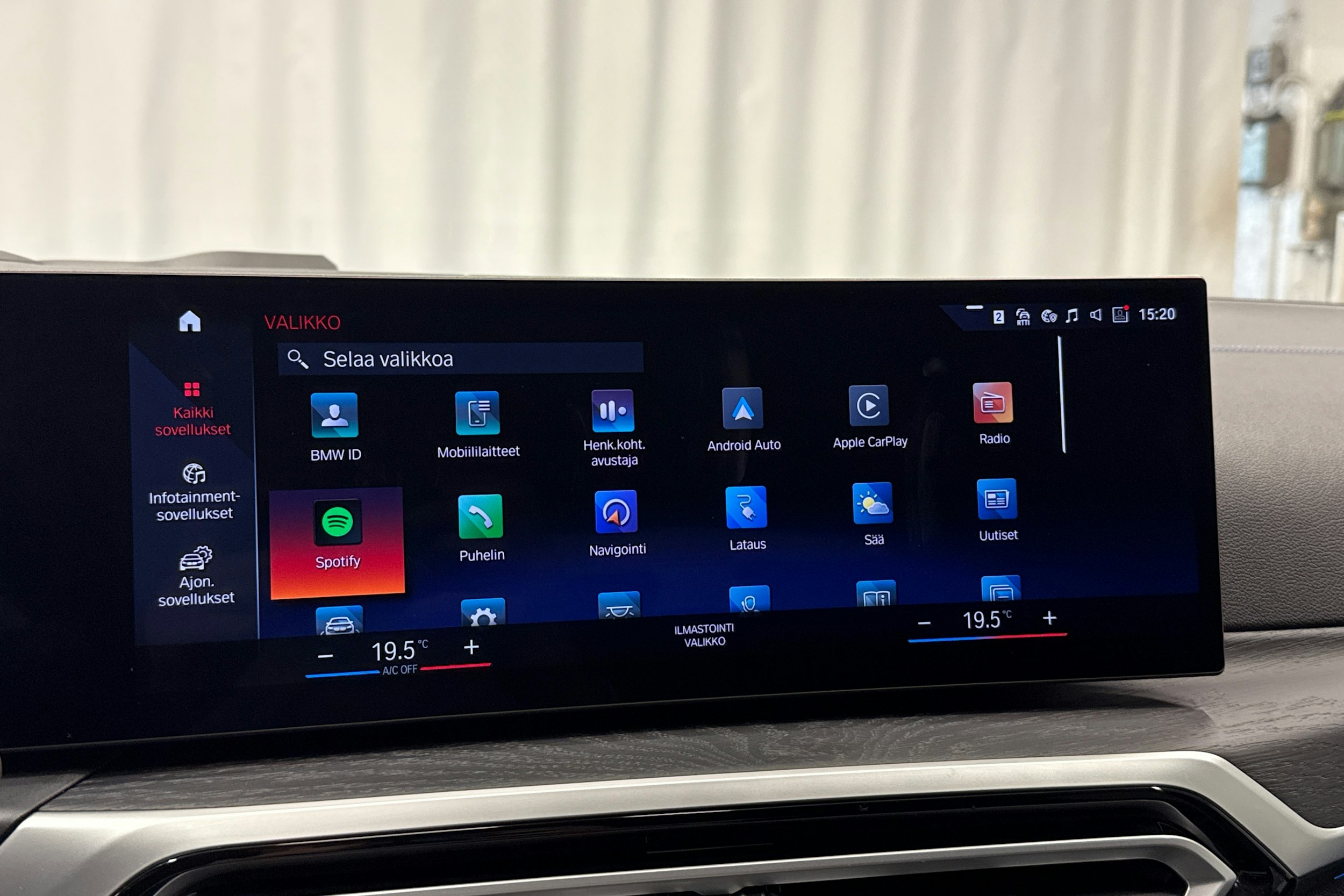 oranssi BMW i4 2023 kuva 20.