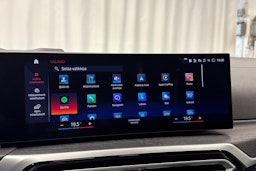 oranssi BMW i4 2023 kuva 20.