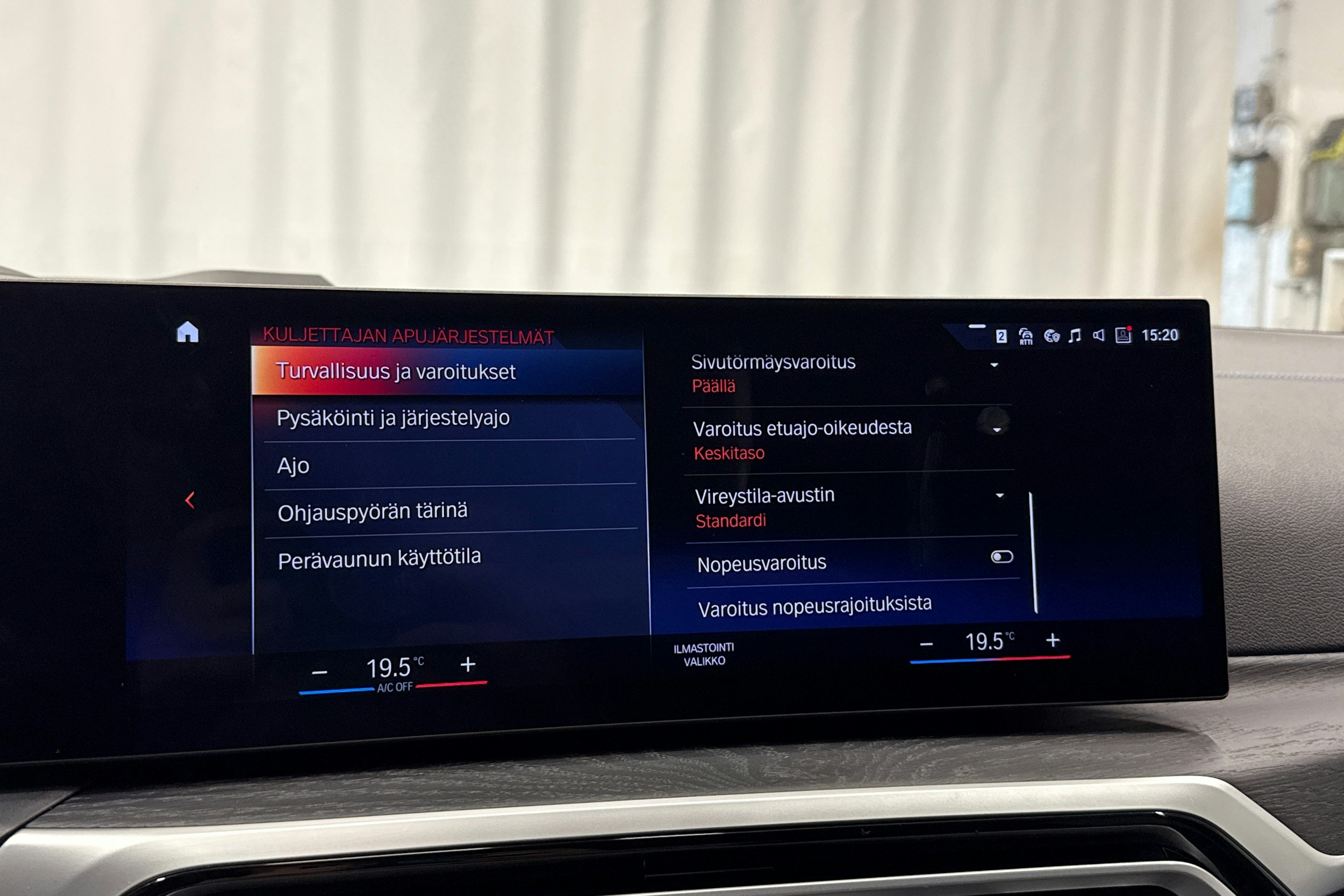 oranssi BMW i4 2023 kuva 21.