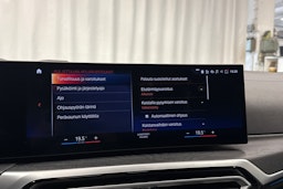 oranssi BMW i4 2023 kuva 22.