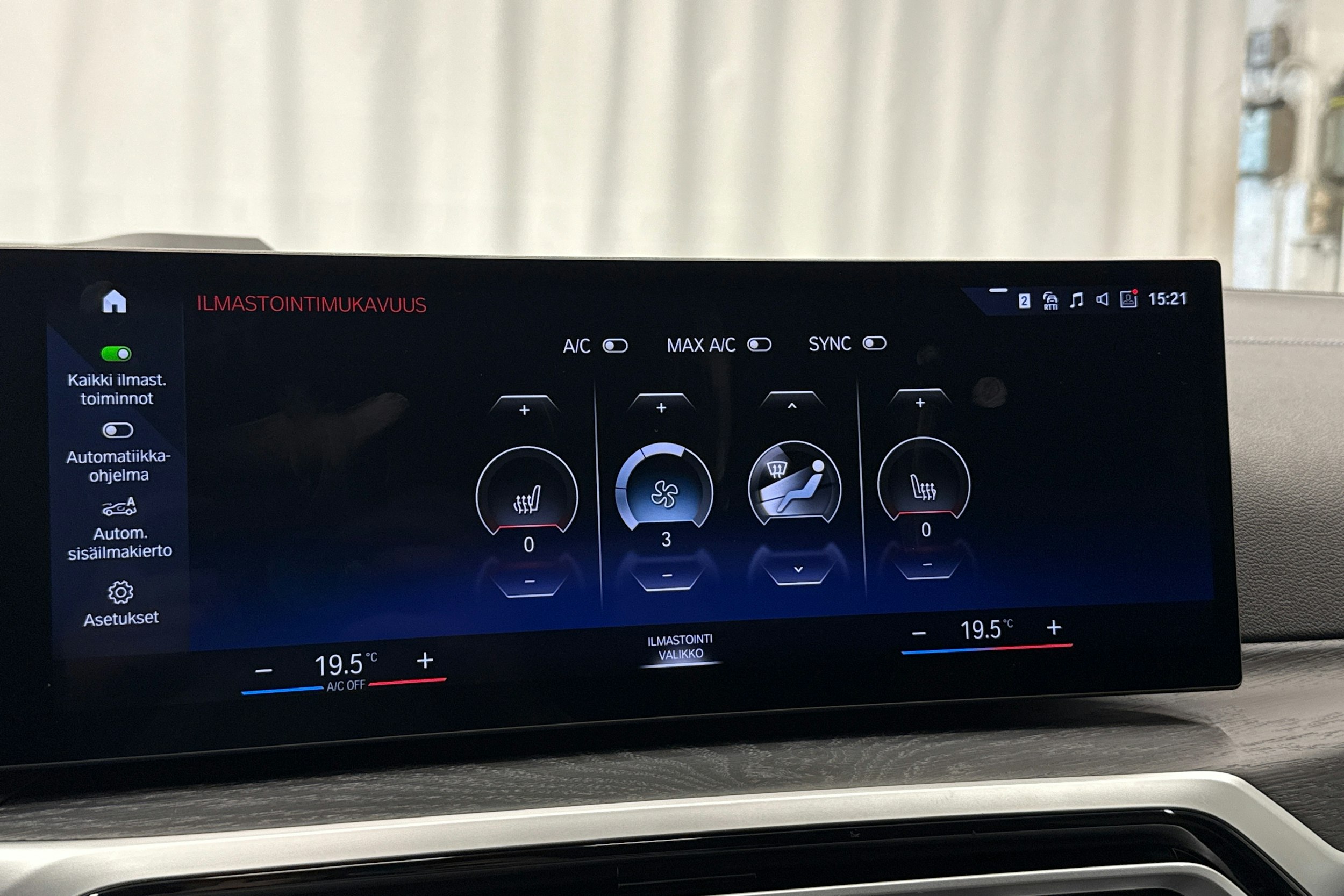 oranssi BMW i4 2023 kuva 24.