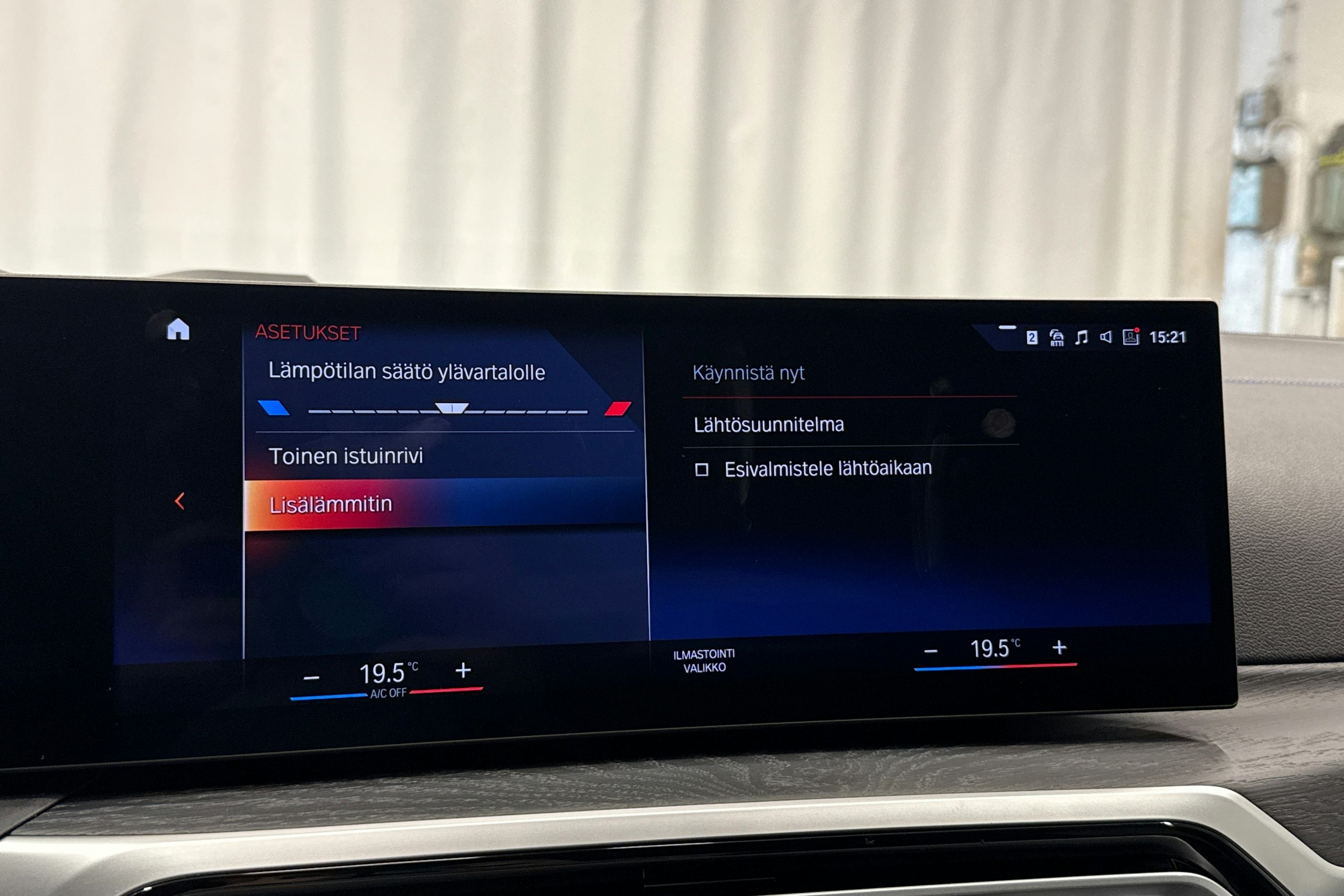 oranssi BMW i4 2023 kuva 25.