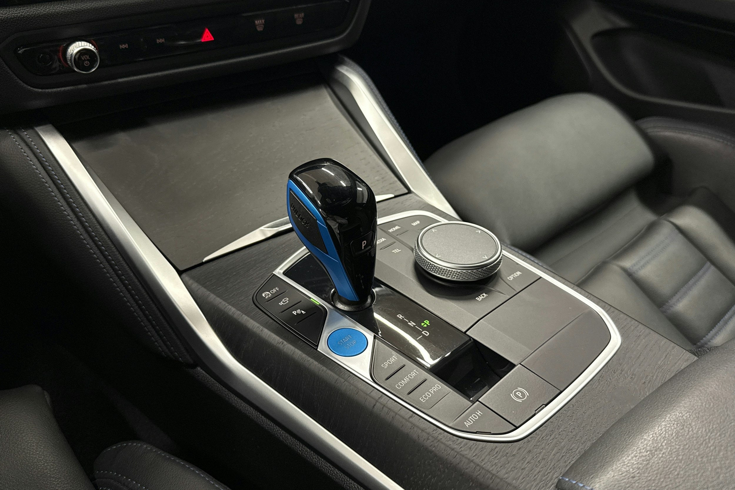 oranssi BMW i4 2023 kuva 26.