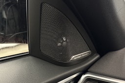 oranssi BMW i4 2023 kuva 27.