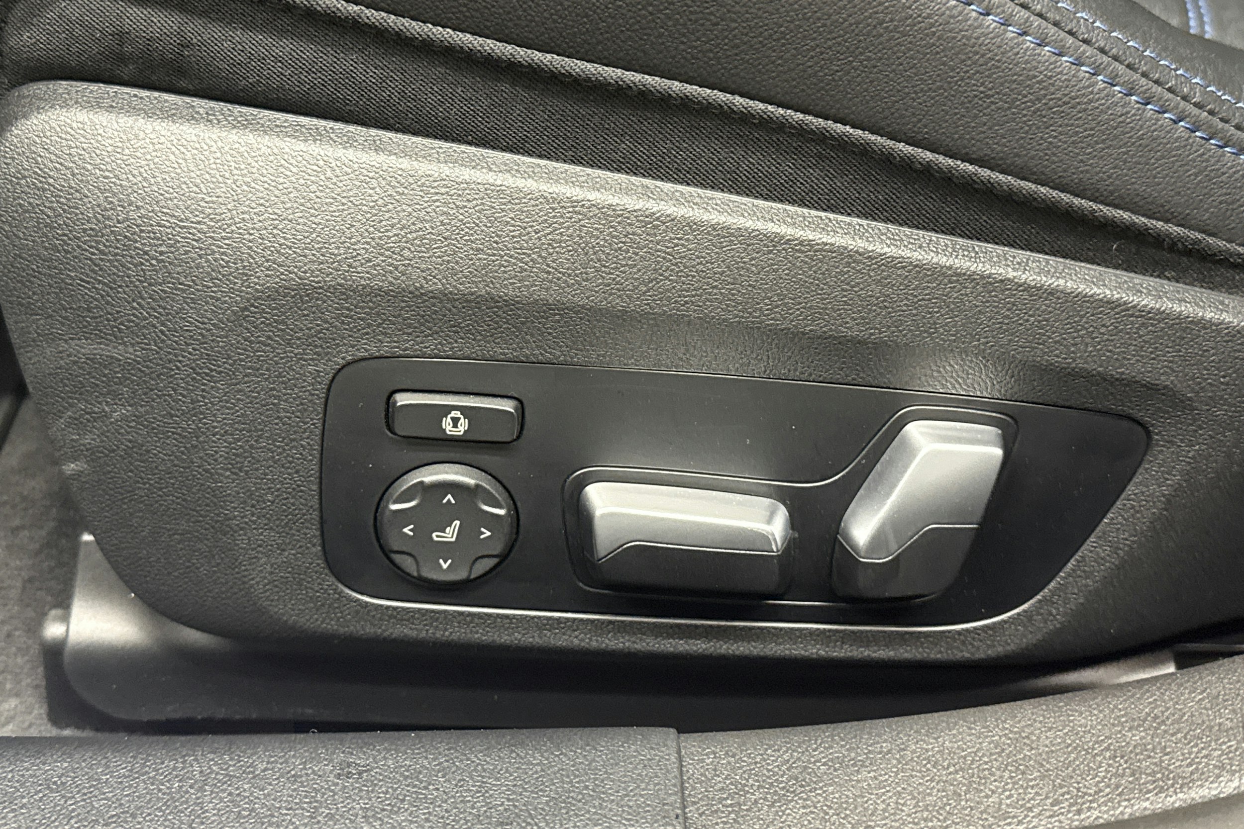 oranssi BMW i4 2023 kuva 29.