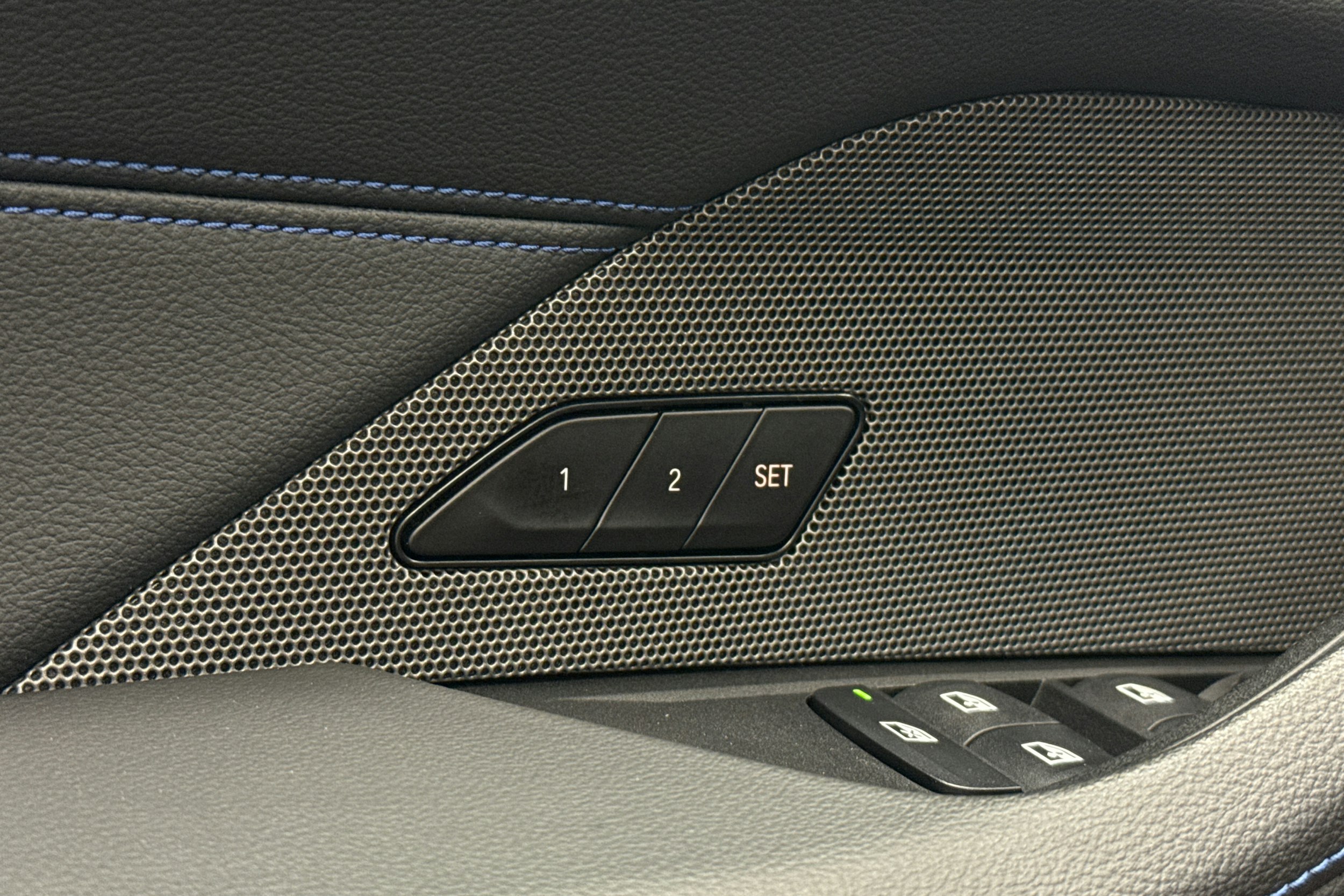 oranssi BMW i4 2023 kuva 30.