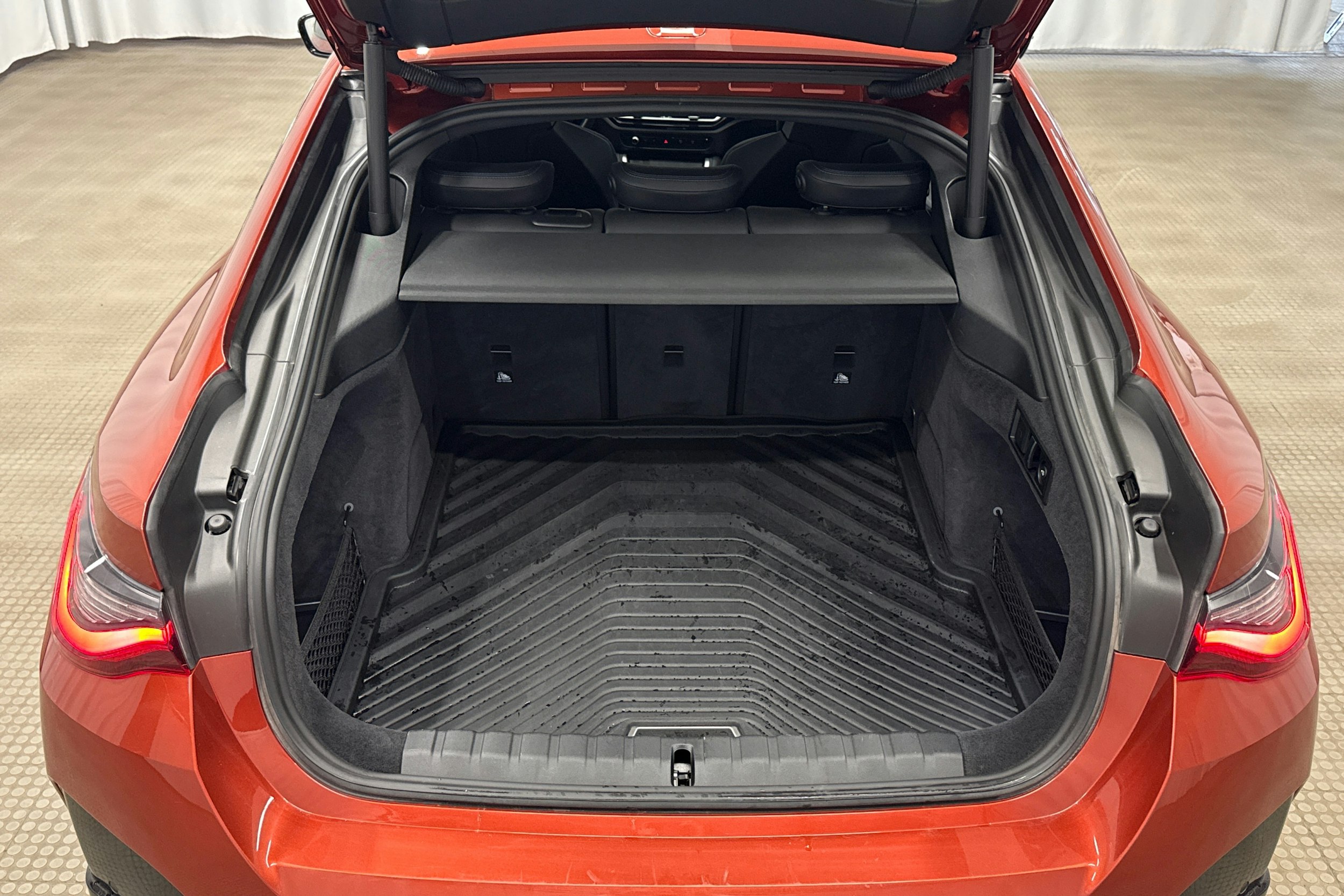 oranssi BMW i4 2023 kuva 31.