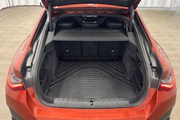 oranssi BMW i4 2023 kuva 31.