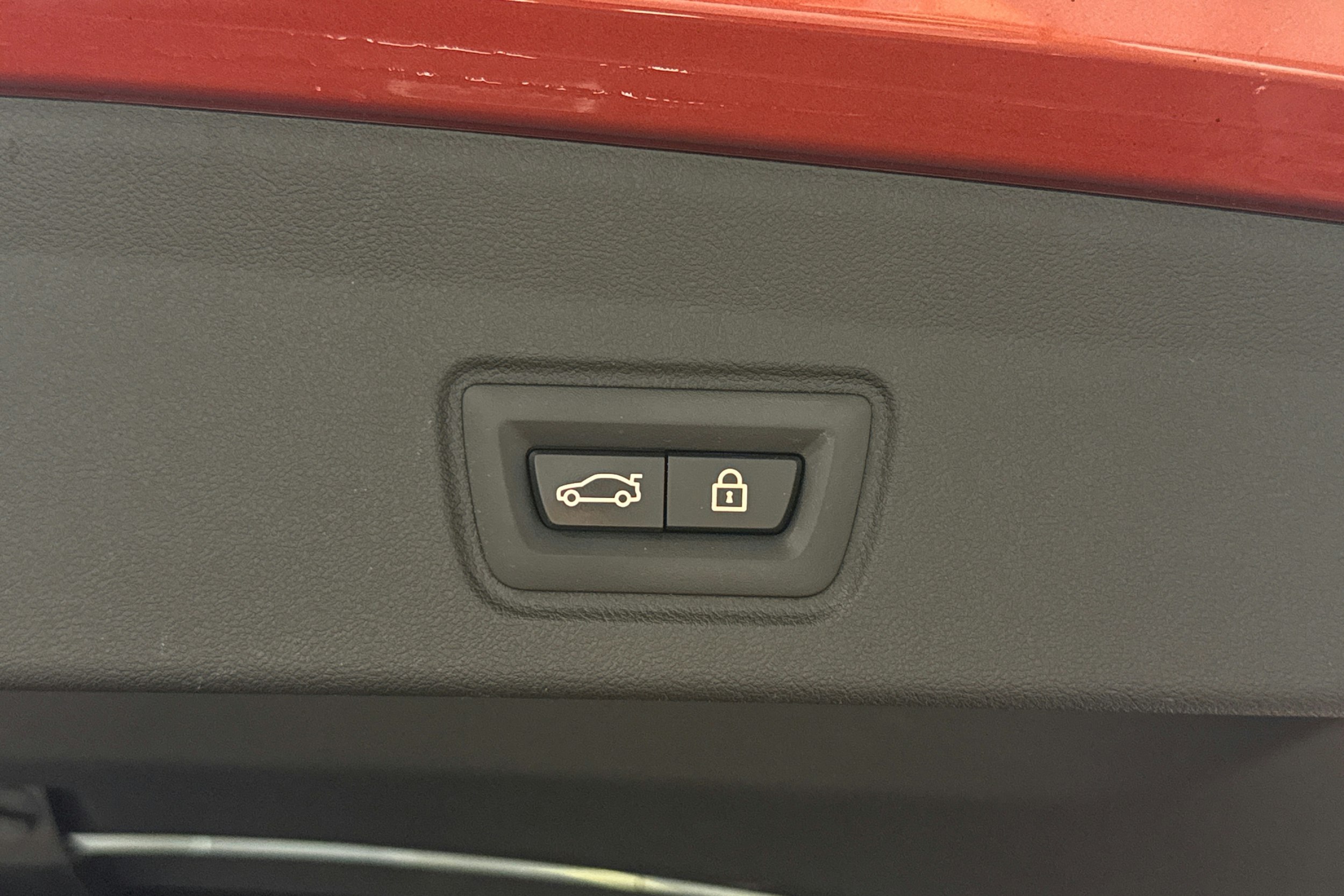 oranssi BMW i4 2023 kuva 32.