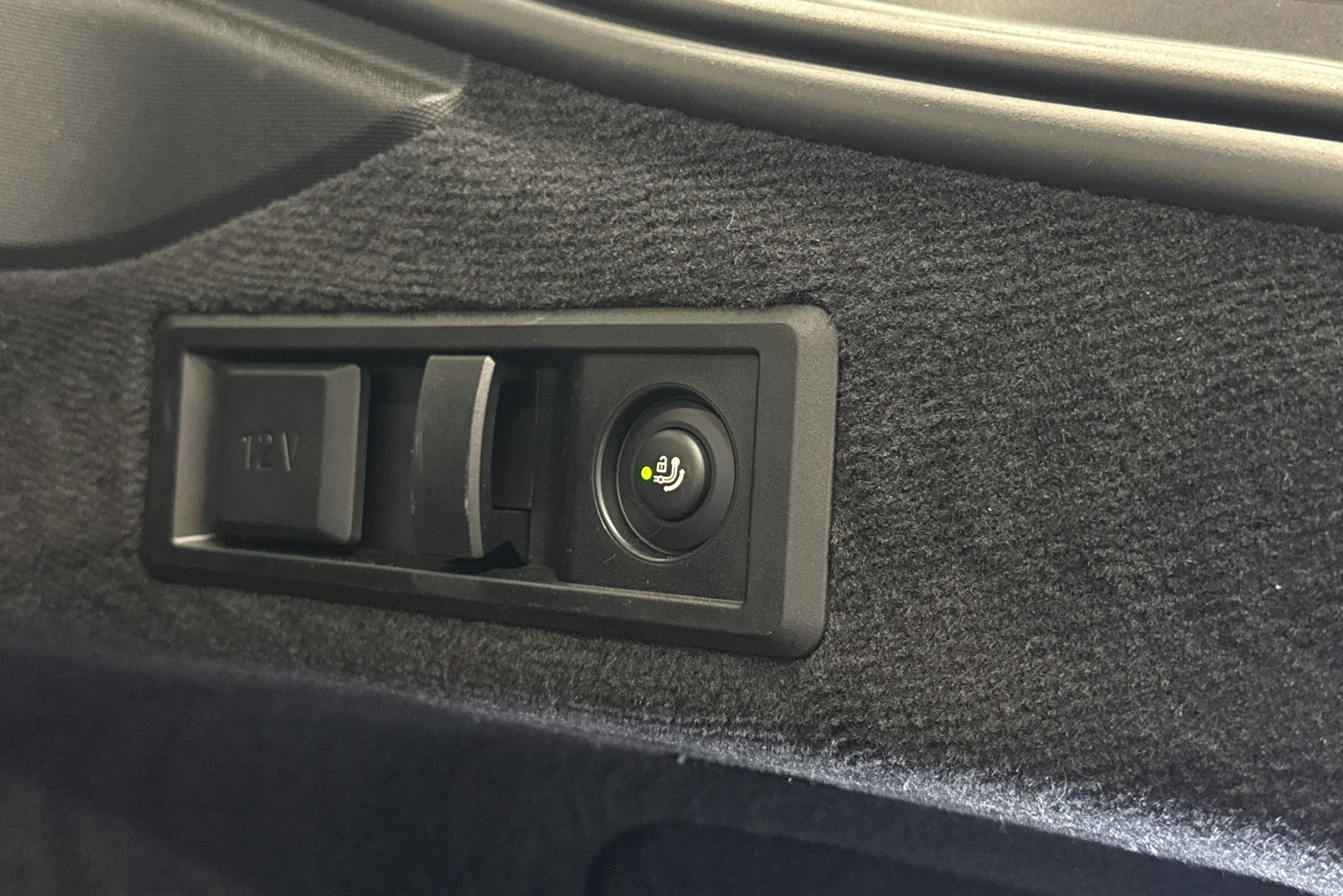 oranssi BMW i4 2023 kuva 33.