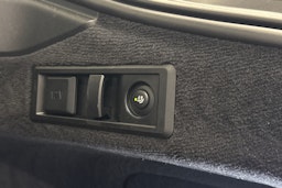oranssi BMW i4 2023 kuva 33.