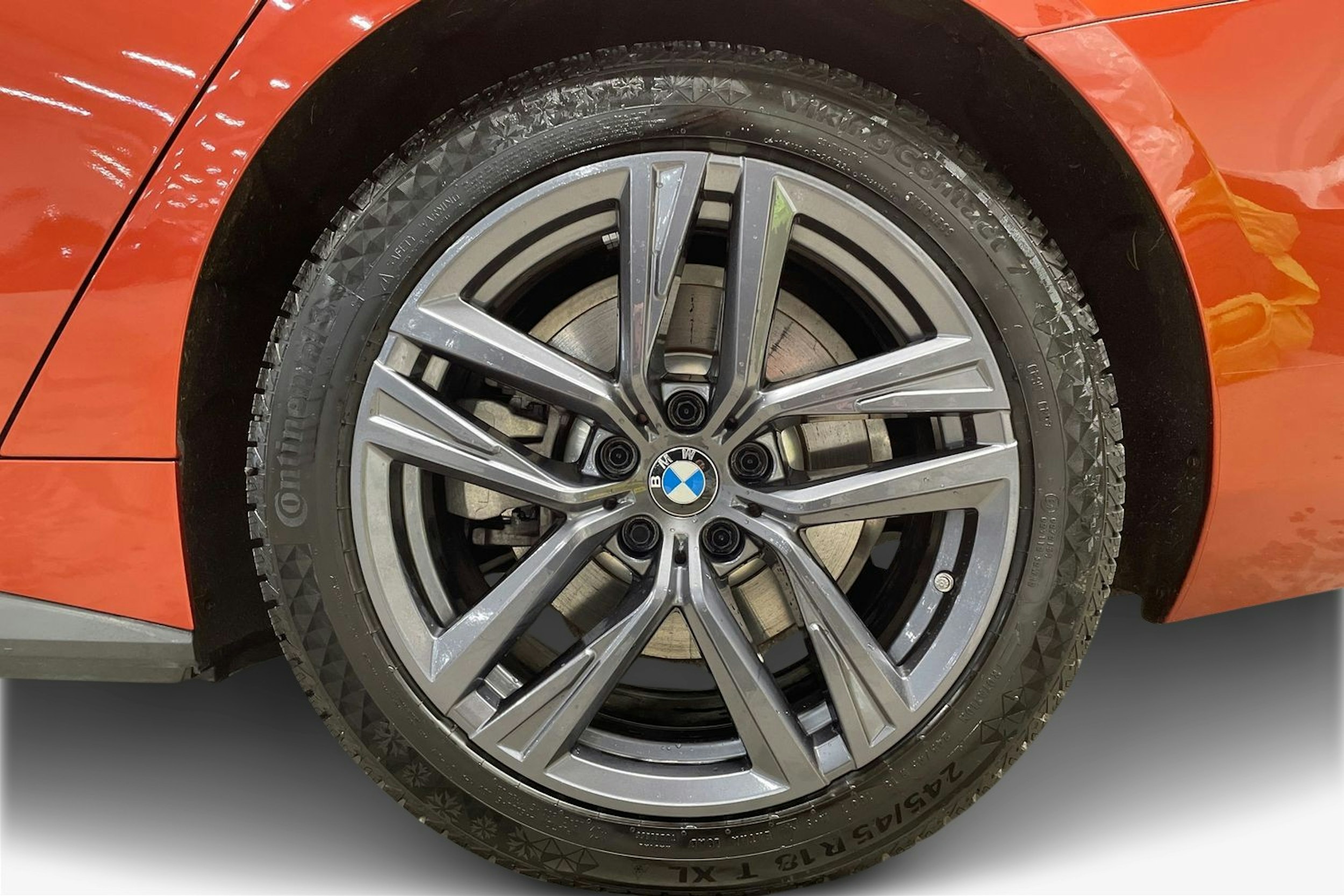 oranssi BMW i4 2024 kuva 11.