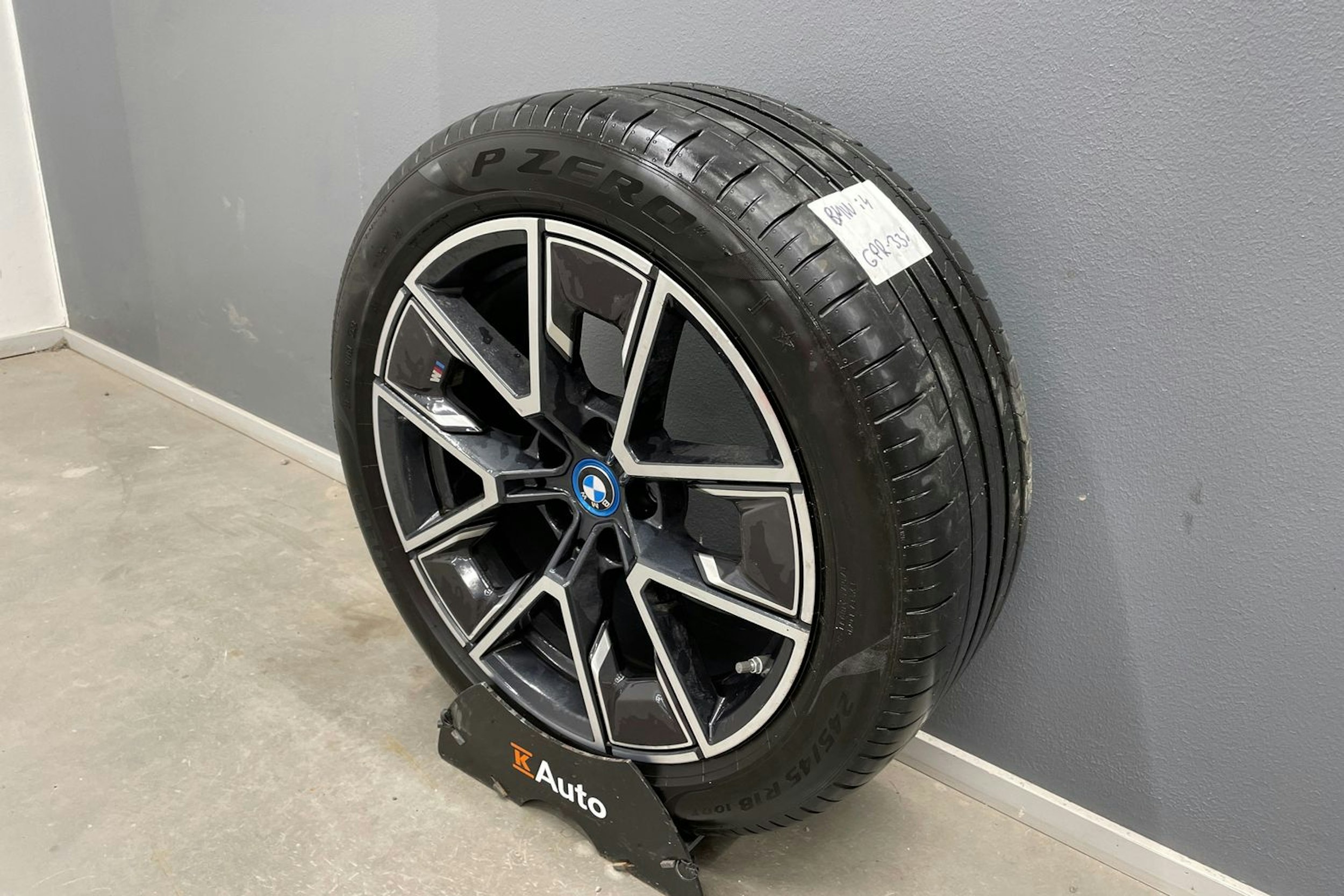 oranssi BMW i4 2024 kuva 14.