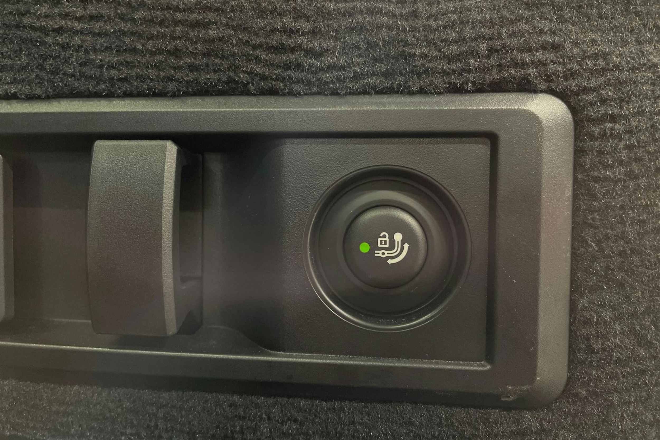 oranssi BMW i4 2024 kuva 17.