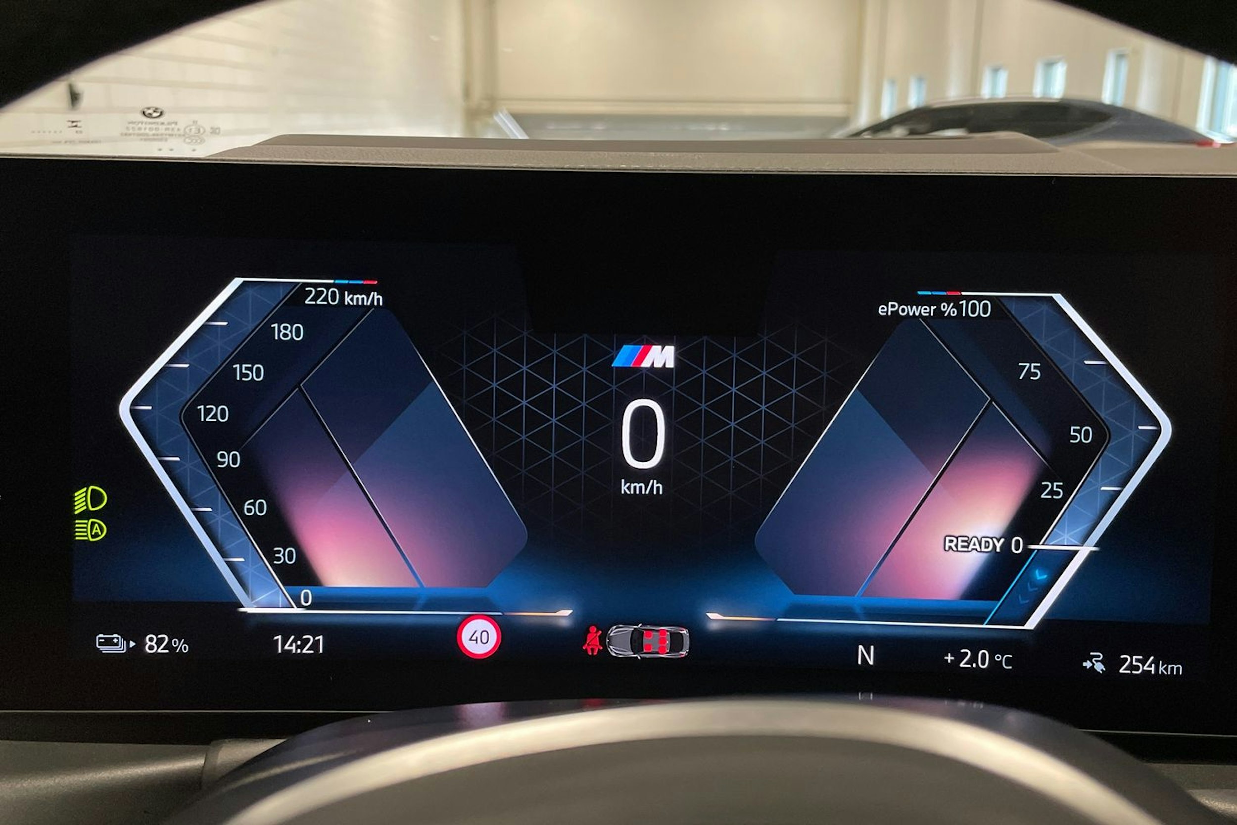 oranssi BMW i4 2024 kuva 18.