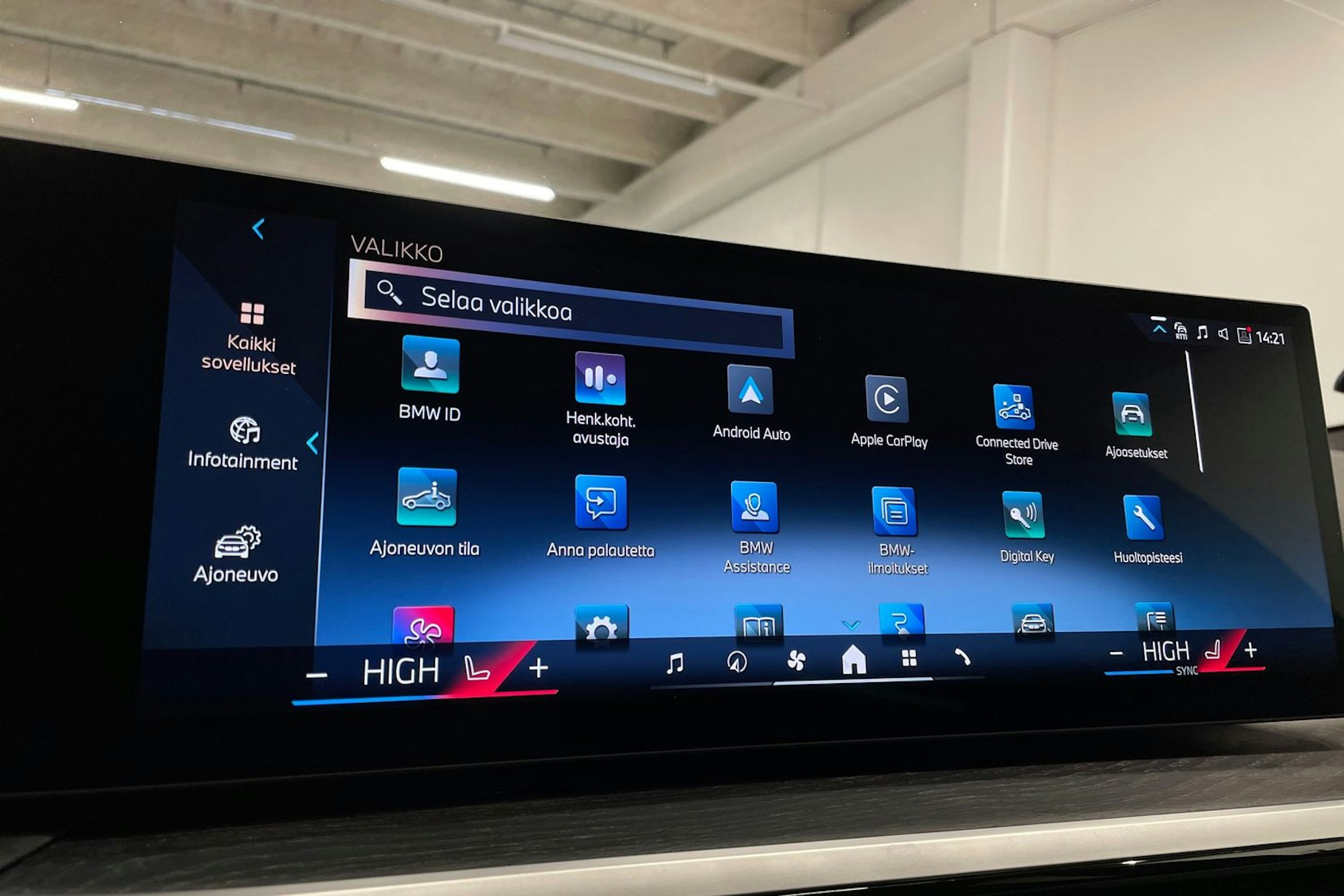 oranssi BMW i4 2024 kuva 19.