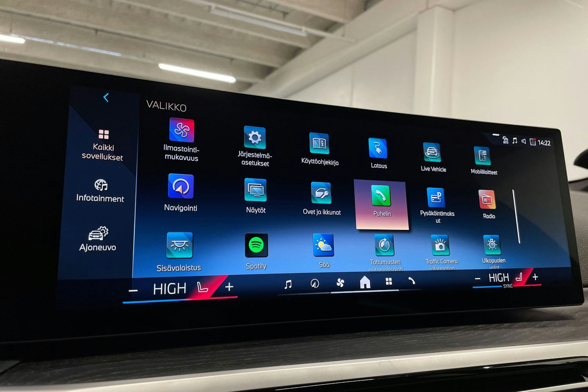 oranssi BMW i4 2024 kuva 20.