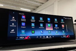 oranssi BMW i4 2024 kuva 20.