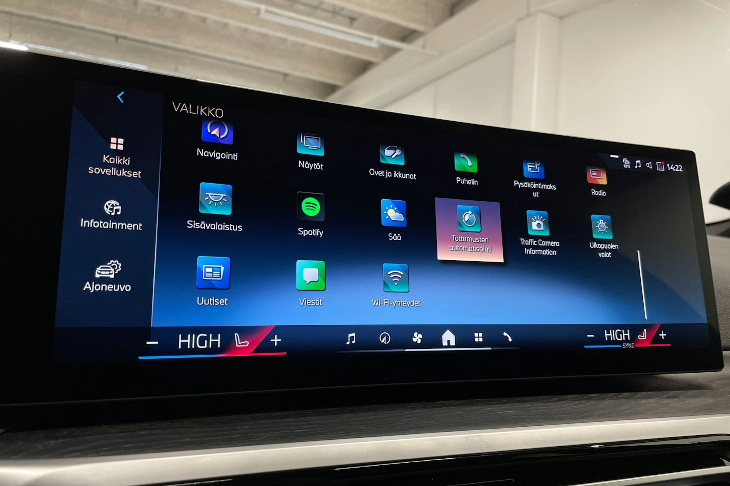 oranssi BMW i4 2024 kuva 21.