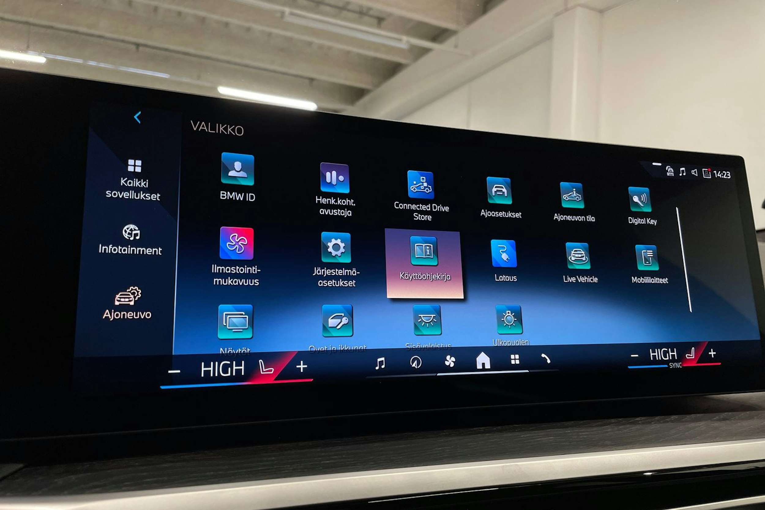 oranssi BMW i4 2024 kuva 24.