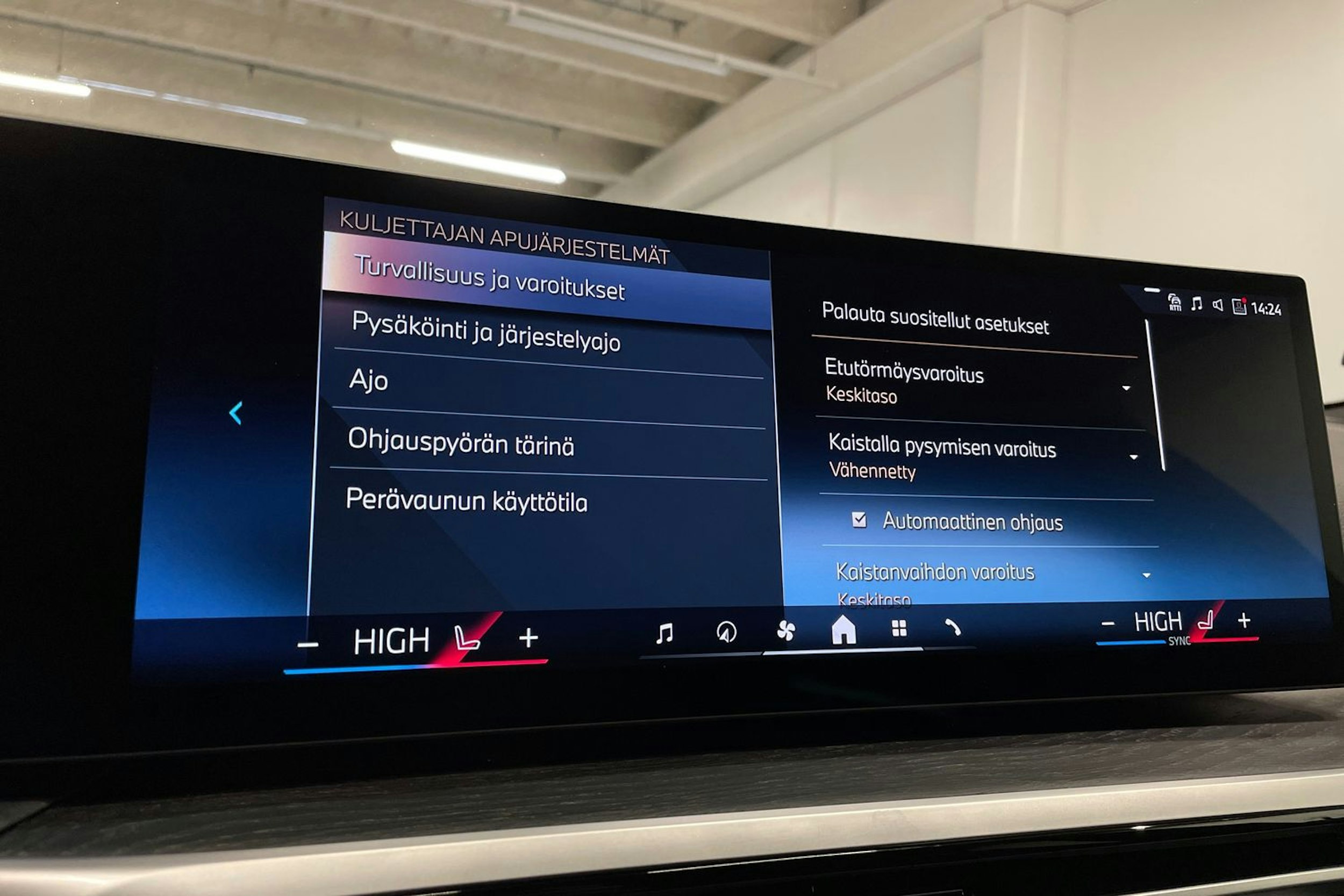 oranssi BMW i4 2024 kuva 25.