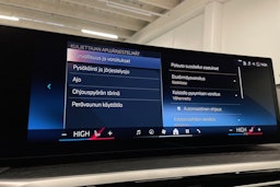 oranssi BMW i4 2024 kuva 25.