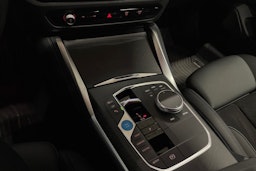 oranssi BMW i4 2024 kuva 26.