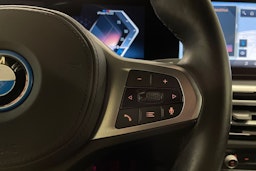 oranssi BMW i4 2024 kuva 29.