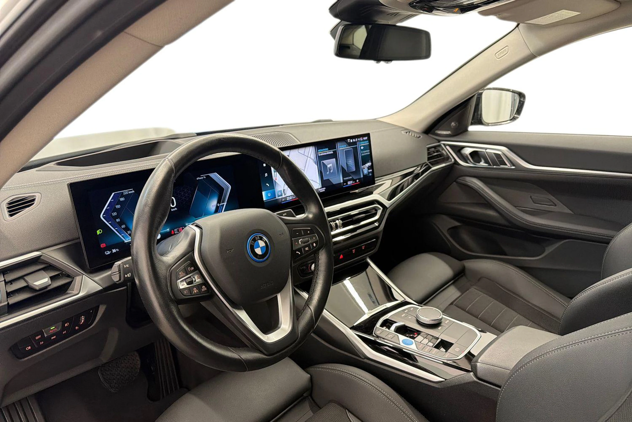 musta BMW i4 2024 kuva 6.