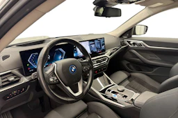 musta BMW i4 2024 kuva 6.