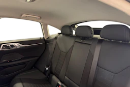 musta BMW i4 2024 kuva 8.