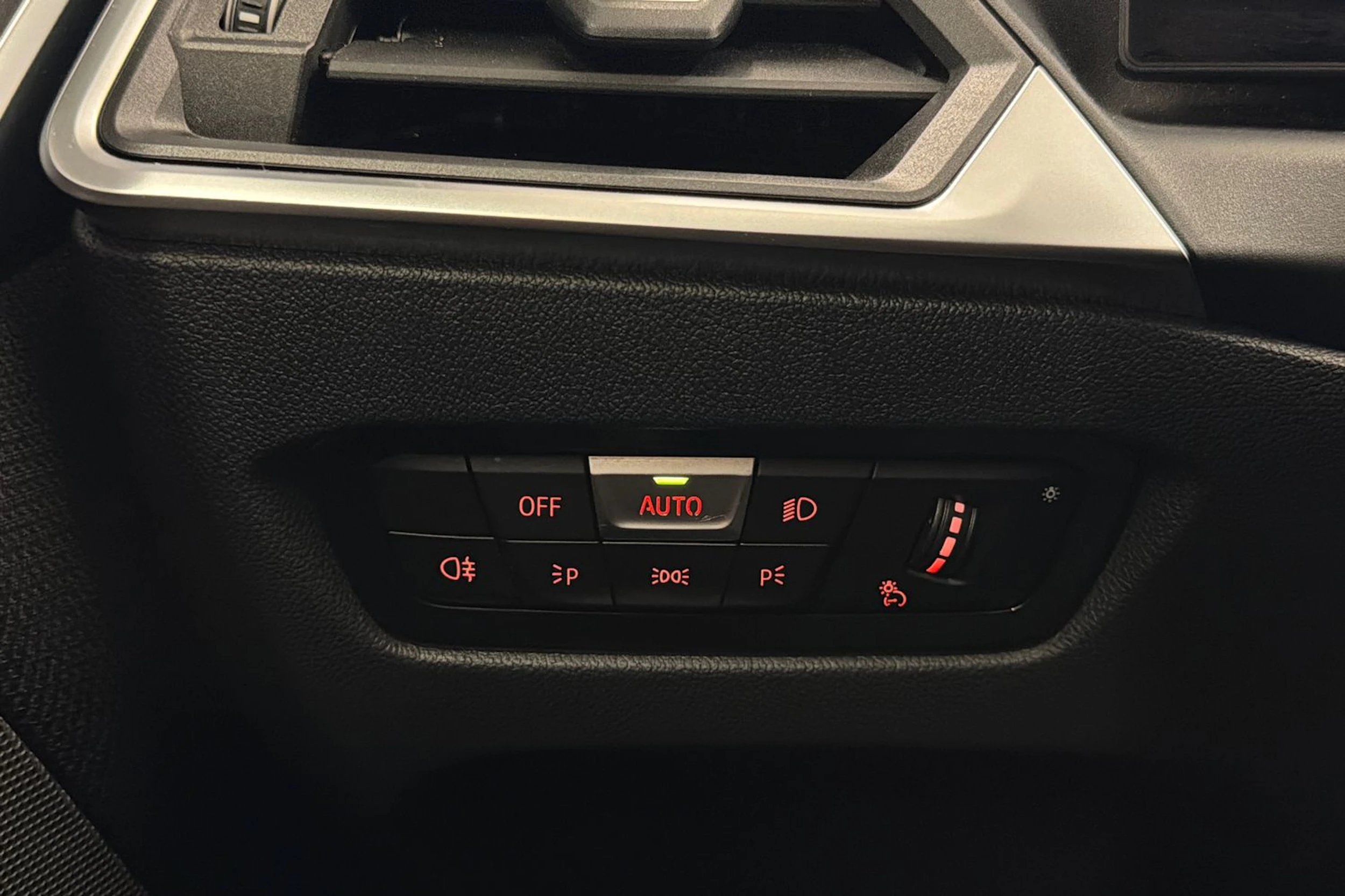 musta BMW i4 2024 kuva 18.
