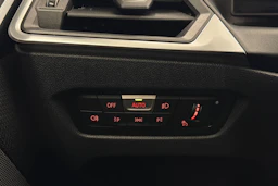 musta BMW i4 2024 kuva 18.