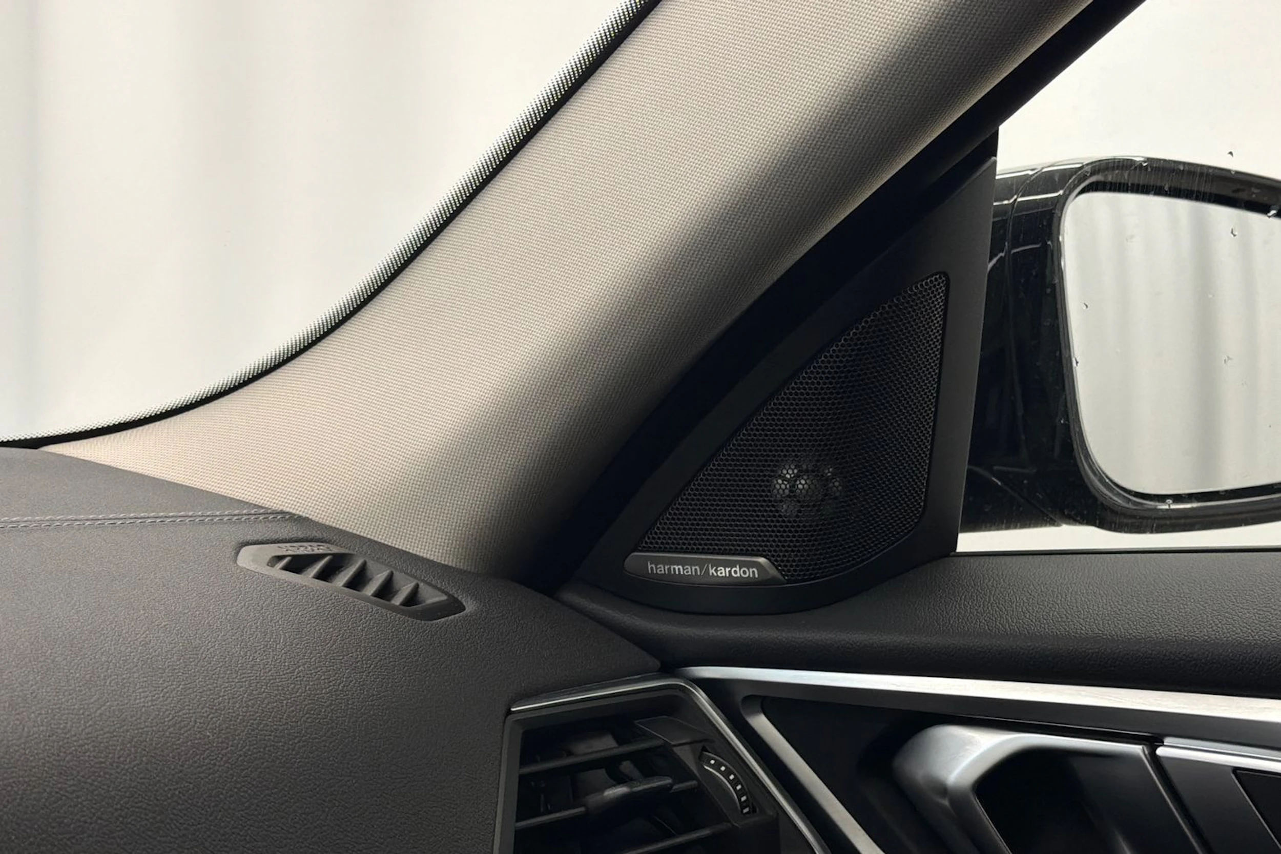 musta BMW i4 2024 kuva 21.