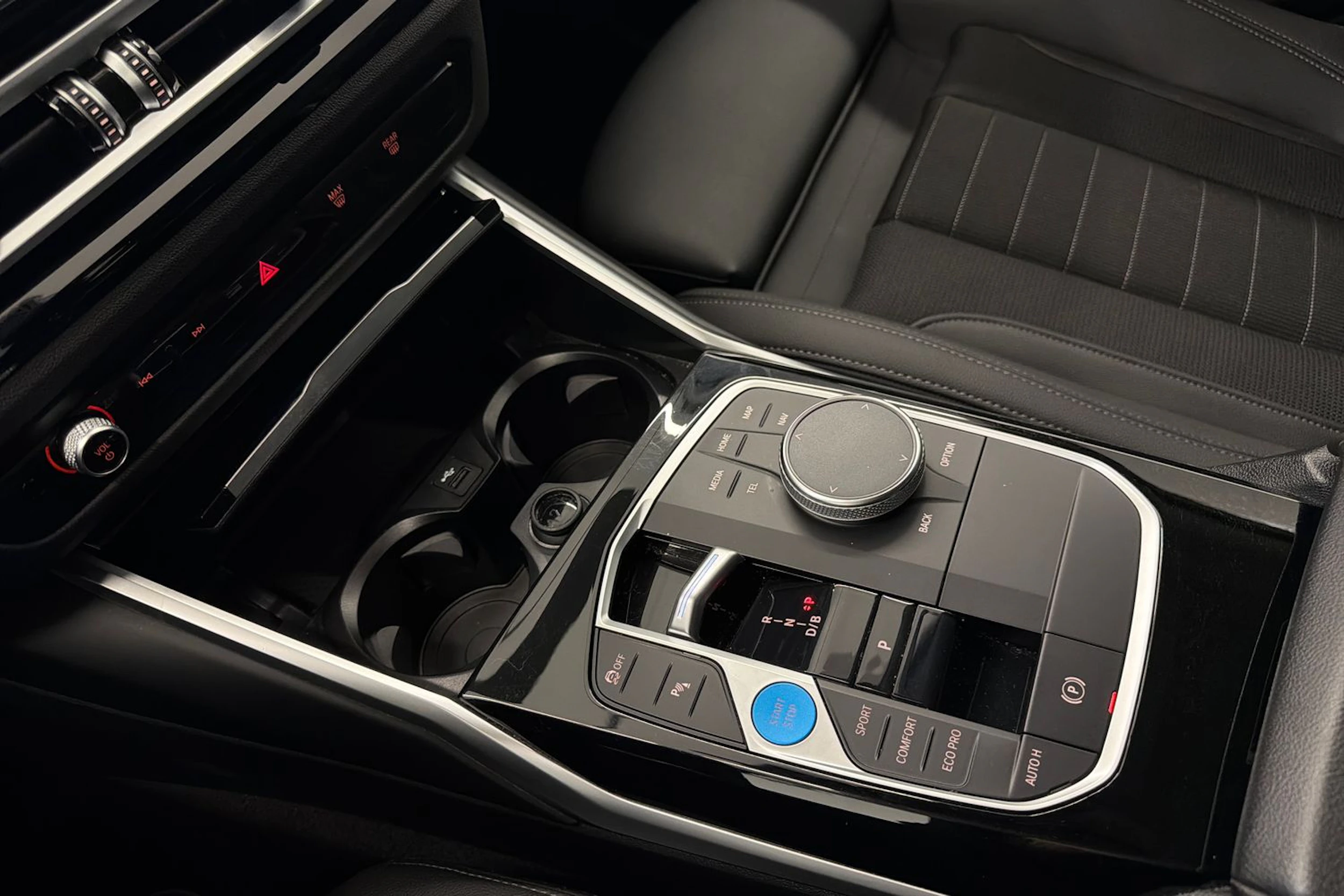musta BMW i4 2024 kuva 22.