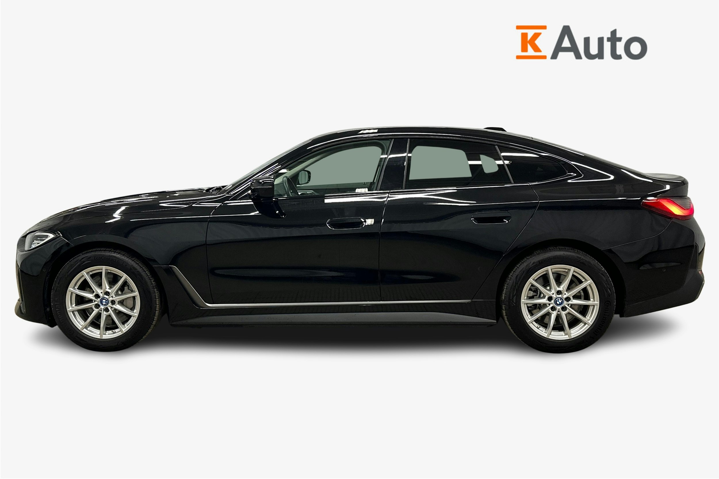 musta BMW i4 2024 kuva 6.