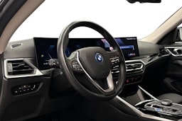 musta BMW i4 2024 kuva 7.